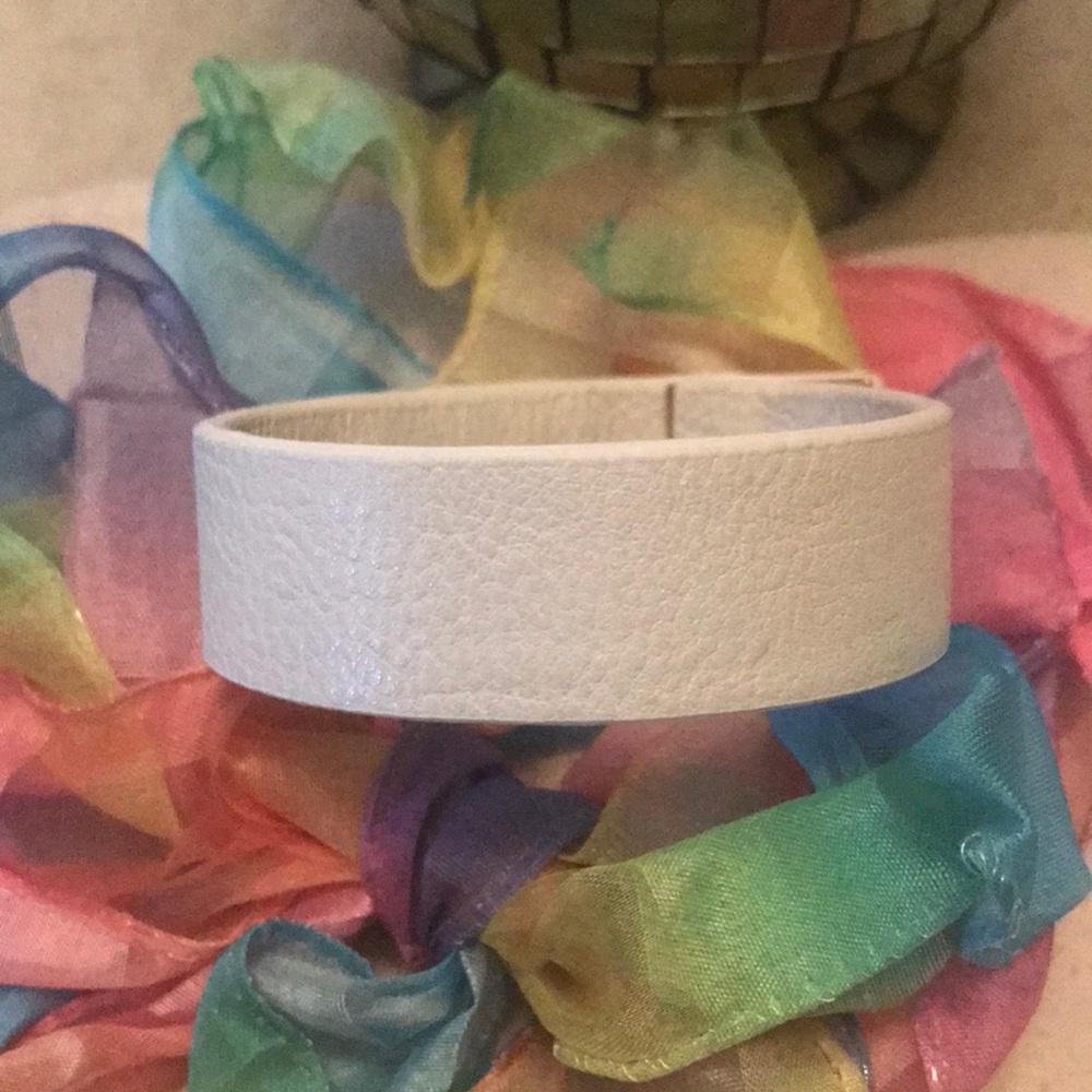 BCBG Rose Gold & White Leather Bracelet. - Picture 7 of 11